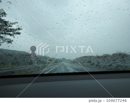 見えずらい窓　窓の水滴　水滴 109077246