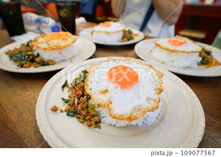 タイ料理、ガパオ、目玉焼き乗せ(Stir fried pork with holy basil) タイ料理、ガパオ、目玉焼き乗せ(Stir fried pork with holy basil) 109077567