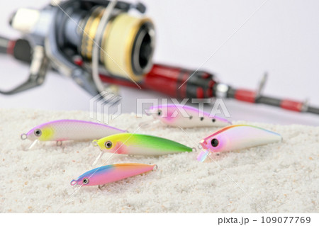 釣り具のスピニングリールに釣竿と色々なミノールアー 109077769