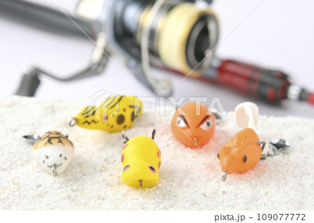 釣り具のスピニングリールに釣竿と色々なマイクロフロッグルアー 釣り具のスピニングリールに釣竿と色々なマイクロフロッグルアー 109077772