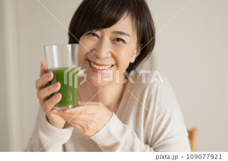 青汁・野菜ジュースを飲む女性 109077921