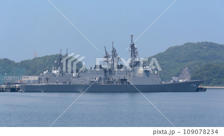 停泊する海上自衛隊護衛艦きりしま 109078234