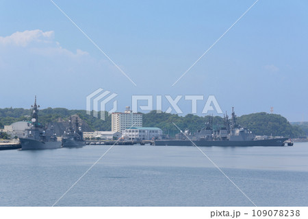横須賀に停泊する海上自衛隊護衛艦 109078238