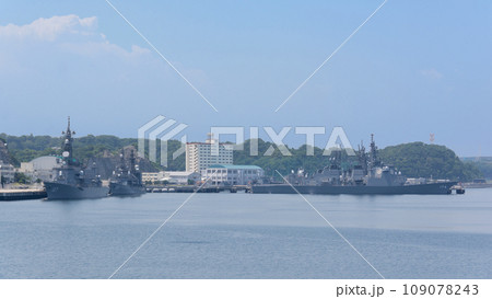 横須賀に停泊する海上自衛隊護衛艦 109078243