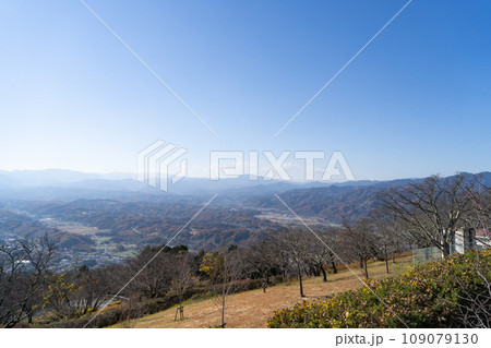 美の山の山頂から見た奥秩父(遠景に両神山) 美の山の山頂から見た奥秩父(遠景に両神山) 109079130