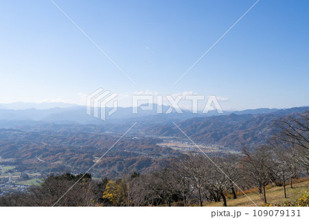 美の山の山頂から見た奥秩父(遠景に両神山) 美の山の山頂から見た奥秩父(遠景に両神山) 109079131