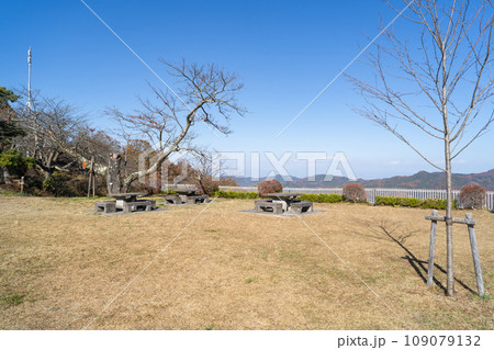 美の山の山頂広場(美の山公園) 美の山の山頂広場(美の山公園) 109079132