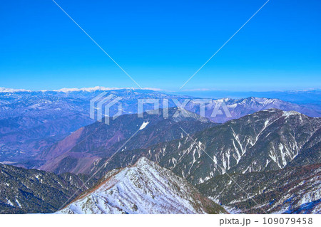 冬の長野県上伊那郡の木曽駒ヶ岳山頂から北東側(大棚入山,茶臼山など)を見る 109079458