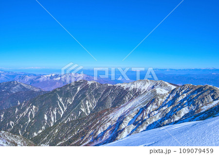 冬の長野県上伊那郡の木曽駒ヶ岳山頂から北側(大棚入山,茶臼山など)を見る 冬の長野県上伊那郡の木曽駒ヶ岳山頂から北側(大棚入山,茶臼山など)を見る 109079459