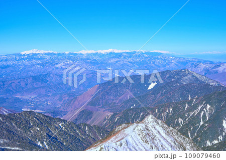 冬の長野県上伊那郡の木曽駒ヶ岳山頂から北側(大棚入山,水沢山,乗鞍岳など)を見る 冬の長野県上伊那郡の木曽駒ヶ岳山頂から北側(大棚入山,水沢山,乗鞍岳など)を見る 109079460