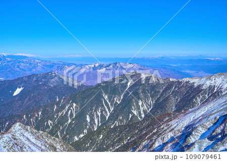 冬の長野県上伊那郡の木曽駒ヶ岳山頂から北側(大棚入山,茶臼山など)を見る 109079461