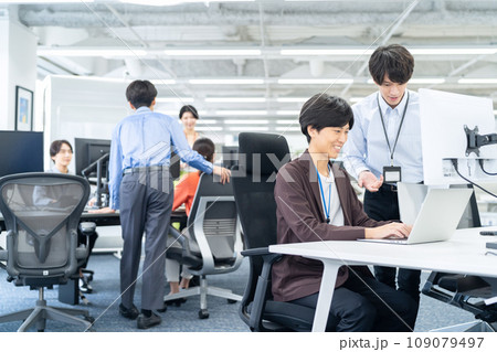 オフィスで打ち合わせをする若い男性のエンジニア 109079497