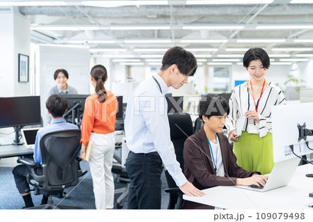 オフィスで打ち合わせをする若い男女のエンジニア オフィスで打ち合わせをする若い男女のエンジニア 109079498