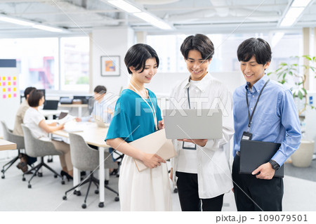 オフィスで打ち合わせをする若い男女のエンジニア オフィスで打ち合わせをする若い男女のエンジニア 109079501