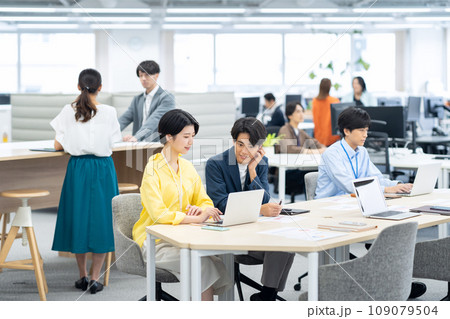 オフィスで打ち合わせをする若い男女のエンジニア 109079504