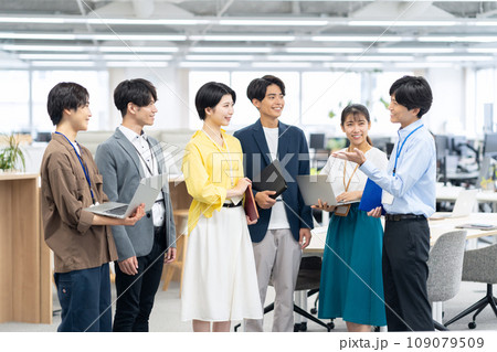 オフィスで打ち合わせをする若い男女のエンジニア 109079509