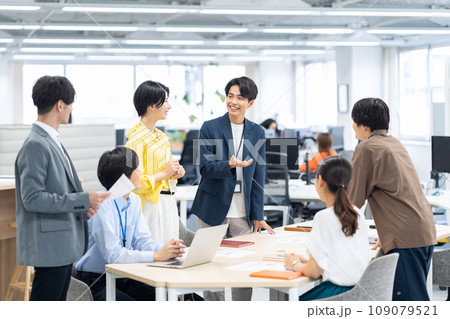 オフィスで打ち合わせをする若い男女のエンジニア オフィスで打ち合わせをする若い男女のエンジニア 109079521