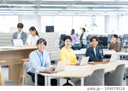 オフィスで打ち合わせをする若い男女のエンジニア オフィスで打ち合わせをする若い男女のエンジニア 109079528