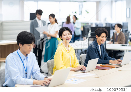 オフィスで打ち合わせをする若い男女のエンジニア オフィスで打ち合わせをする若い男女のエンジニア 109079534