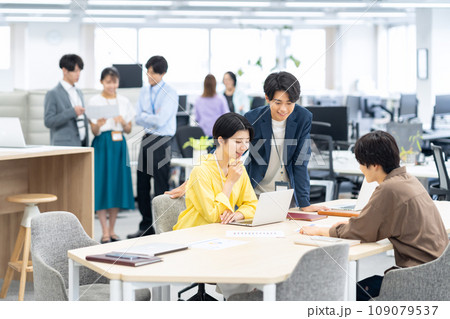 オフィスで打ち合わせをする若い男女のエンジニア 109079537