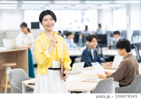 オフィスで働く新入社員の若い女性のエンジニア 109079545