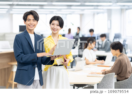 オフィスで打ち合わせをする新入社員の若い男女のエンジニア 109079554