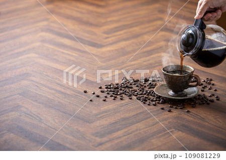 ホットコーヒーを注ぐ、湯気の出る温かいコーヒー 109081229