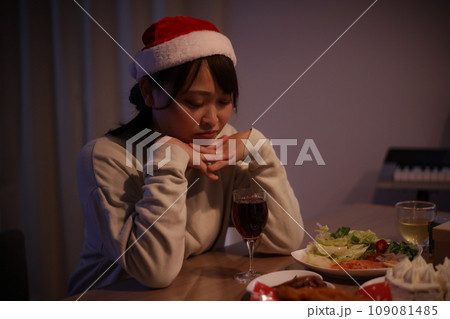 クリスマスを一人で過ごす女性 クリスマスを一人で過ごす女性 109081485