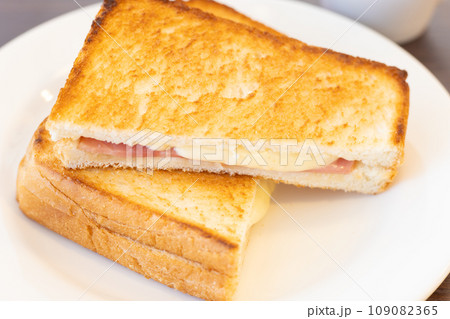 美味しいハムチーズサンドのモーニング 109082365