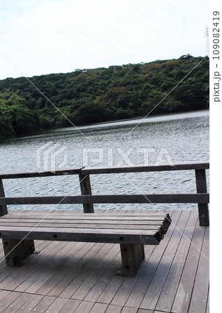 薩摩湖にあるベンチ 109082419