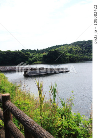 湖に浮かぶ桟橋の風景 湖に浮かぶ桟橋の風景 109082422