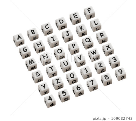 アルファベットと数字の白いサイコロ 109082742
