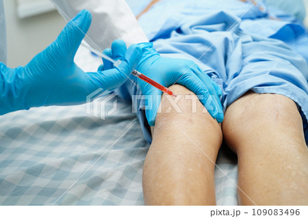 Asian doctor inject Hyaluronic acid platelet rich plasma into the knee of senior woman to walk without pain. 109083496