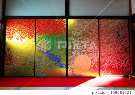 【京都府】圓光寺の襖絵(四季草花図) 【京都府】圓光寺の襖絵(四季草花図) 109083521