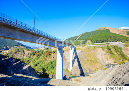 初秋の新阿蘇大橋　熊本県阿蘇郡 109083644