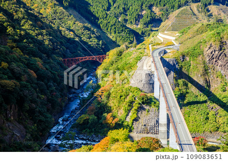 初秋の第一白川橋梁と阿蘇長陽大橋　熊本県阿蘇郡 109083651
