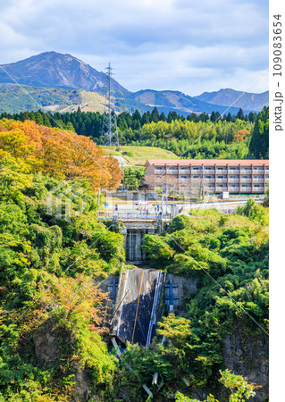熊本地震遺構　秋の旧阿蘇大橋　熊本県阿蘇郡 109083654