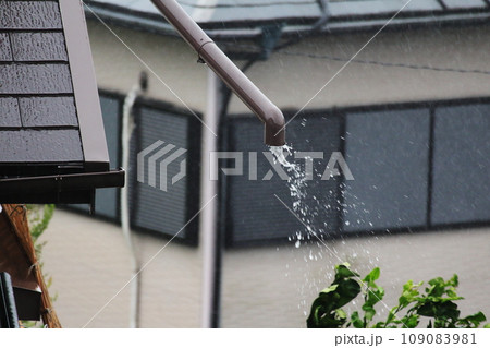 台風で飛ばされそうな雨樋の縦樋 109083981