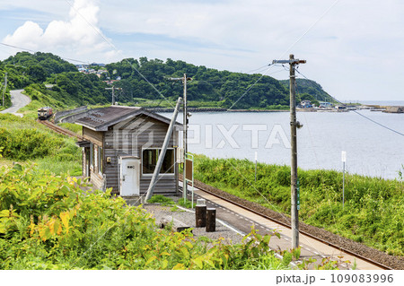 夏の五能線驫木駅の風景　青森県深浦町 109083996
