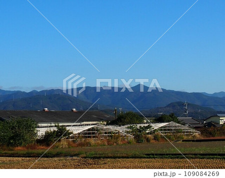 快晴の香長平野(四国山脈とビニールハウスのある田園風景) 快晴の香長平野(四国山脈とビニールハウスのある田園風景) 109084269