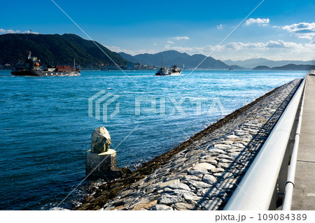 山口県下関市壇之浦町の立石稲荷神社　御神体（烏帽子岩） 109084389