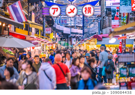 日本の東京都市景観 11月。賑うアメ横。脱コロナのはずだが、再びマ姿の日本人も…=22日 日本の東京都市景観 11月。賑うアメ横。脱コロナのはずだが、再びマ姿の日本人も…=22日 109084438