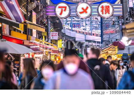 日本の東京都市景観 11月。賑うアメ横。脱コロナのはずだが、再びマ姿の日本人も…＝22日 109084440