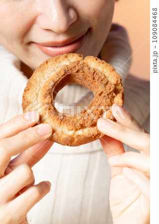ドーナツを食べる女性 ドーナツを食べる女性 109084468