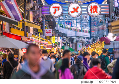 日本の東京都市景観 11月。外国人で賑うアメ横。脱コロナのはずだが、再びマ姿の日本人も…＝22日 109084984