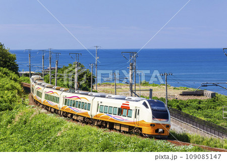 羽越線の沿岸部を走る特急いなほ　山形県遊佐町 109085147