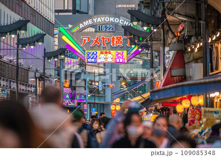 日本の東京都市景観 11月。賑うアメ横。再びマ姿の日本人も…。奥は上野の森美術館＝22日 109085348