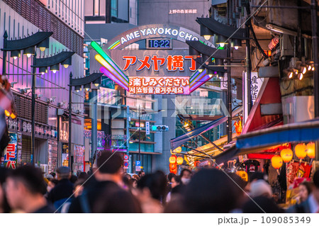 日本の東京都市景観 11月。賑うアメ横。再びマ姿の日本人も…。奥は上野の森美術館=22日 日本の東京都市景観 11月。賑うアメ横。再びマ姿の日本人も…。奥は上野の森美術館=22日 109085349