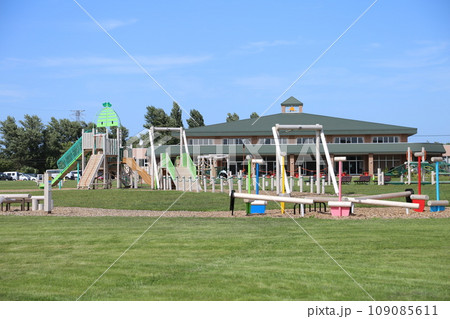公園のカラフルな遊具 公園のカラフルな遊具 109085611