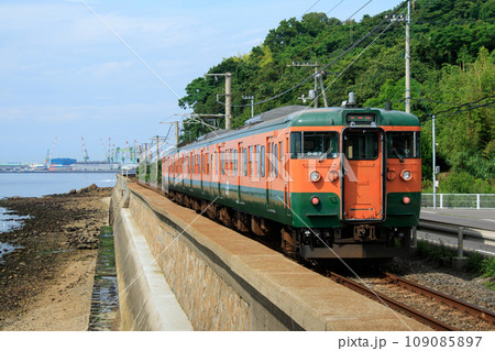 見立海岸を行く湘南色の115系電車(JR西日本) 見立海岸を行く湘南色の115系電車(JR西日本) 109085897